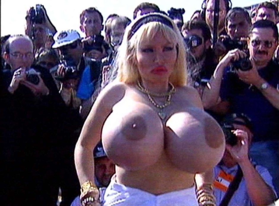 Lolo Ferrari without a bra