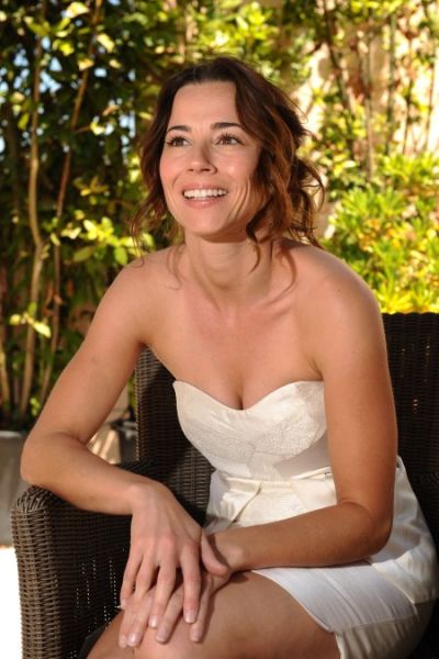 Nude Linda Cardellini Breasts
