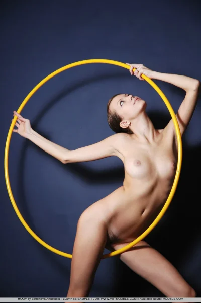 Эротика.гимнастка с обручем