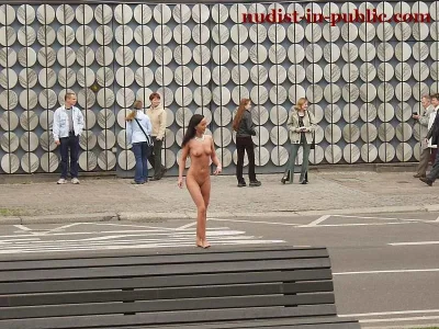 Прошлась голая по улице