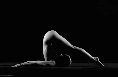 Йога в стиле ню