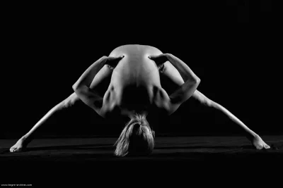 Йога, обнаженная, черно-белое