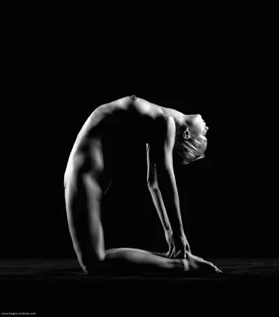 Йога обнаженная девушка