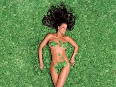 Голая девушка на зеленом фоне