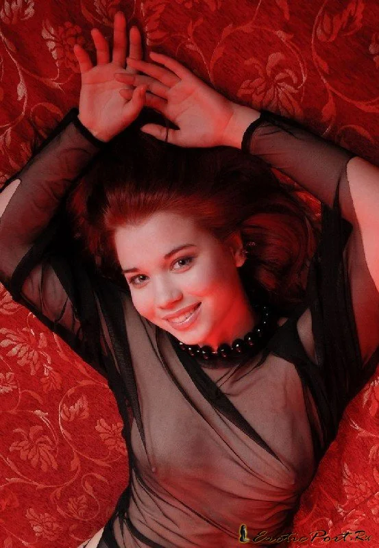 Красноволосая голая бестия в трусиках