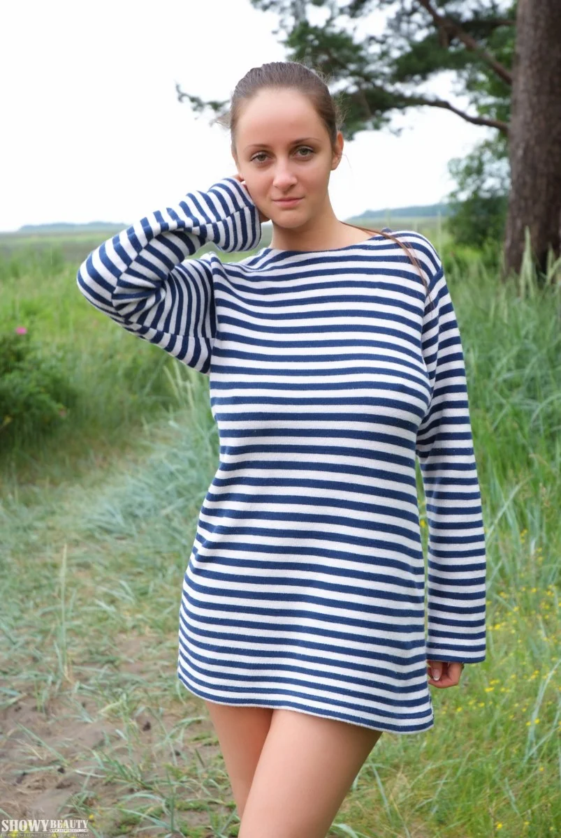 Секси телочка в тельняшке