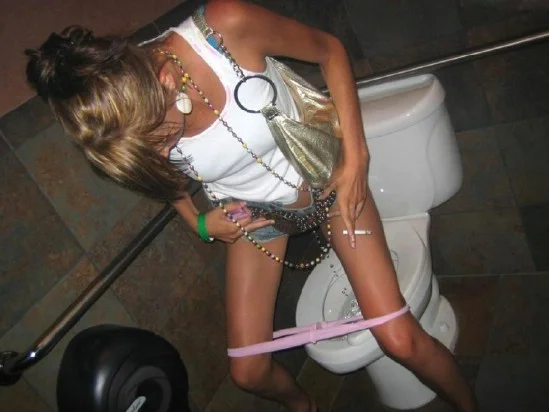 Писающие девушки