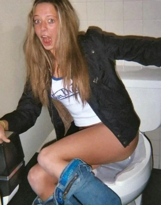 Девушка в туалете