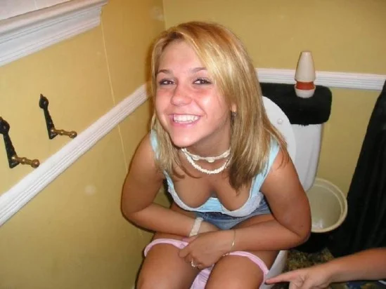 Девушки на унитазе без трусов