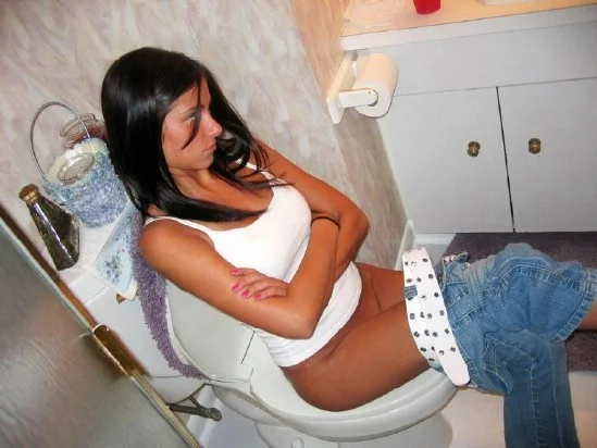 Девушка на унитазе частное