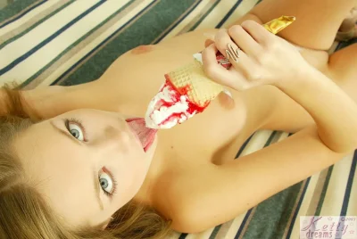 Облизывает мороженое