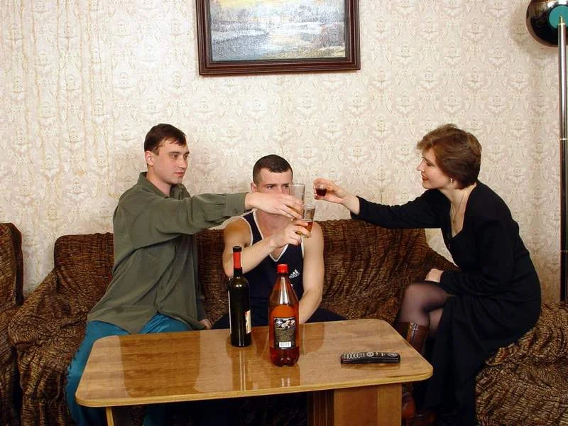 Тетка сосет