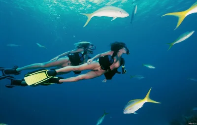 Обнажённые девушки с аквалангом