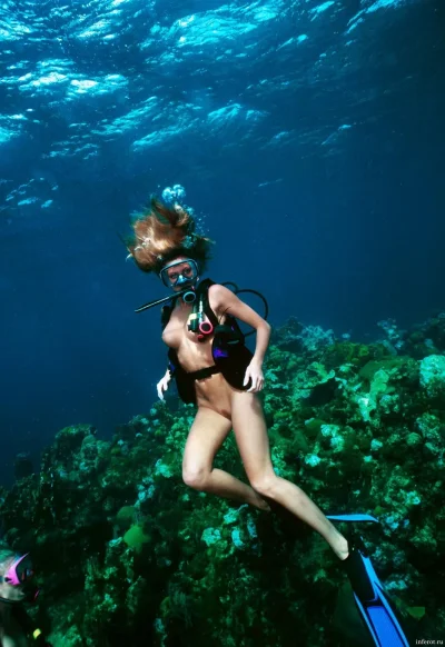 Девушка под водой