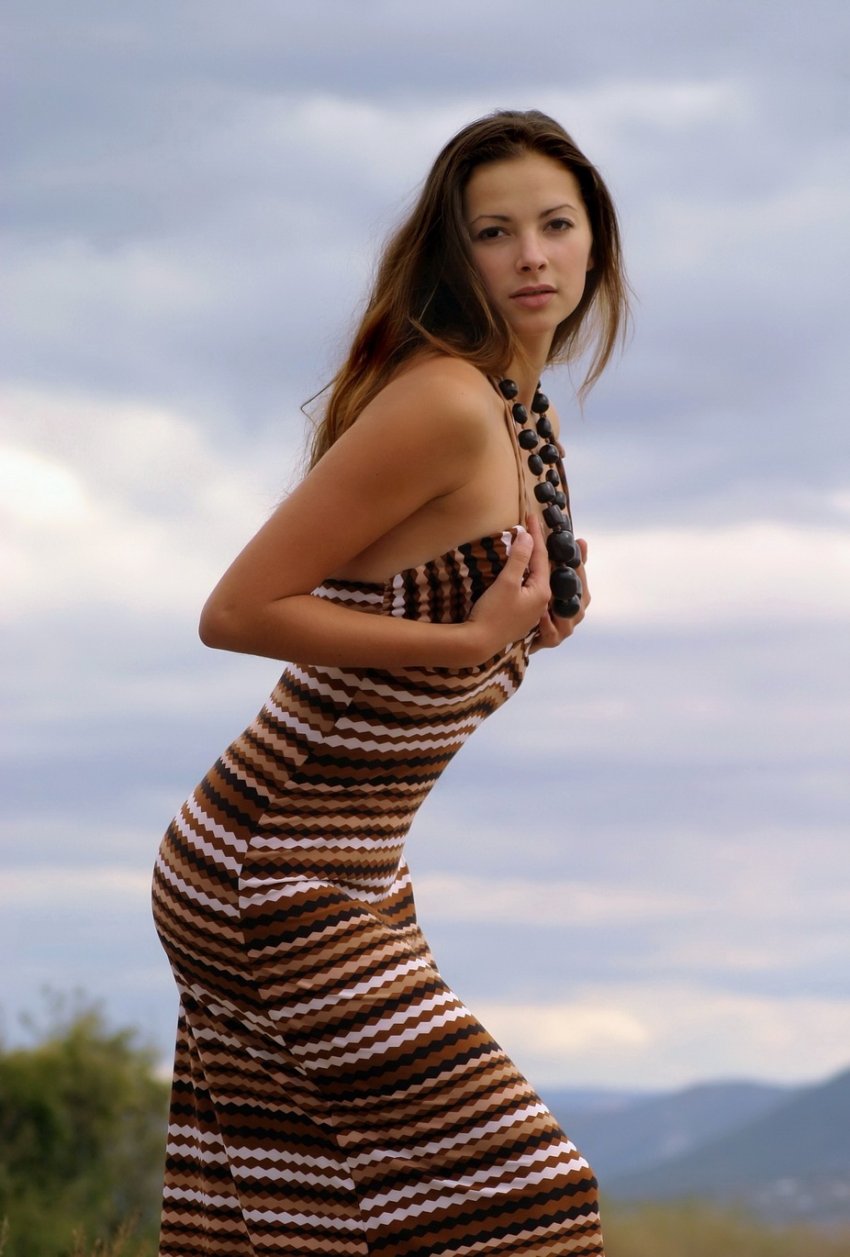 Голые и одетые девушки