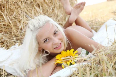 Деревенская девушка блондинка