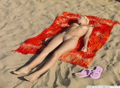 Загорает голышом