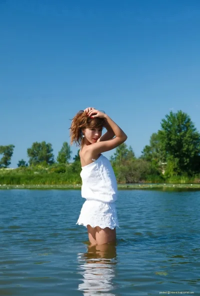 Девушка у реки