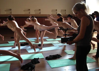 Голые девушки йога