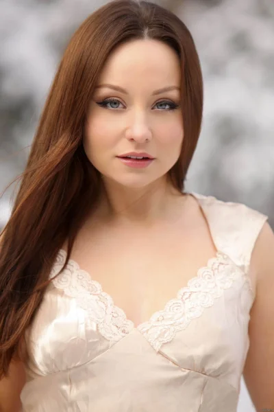 Шатенка красивая