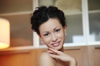 Девушка брюнетка