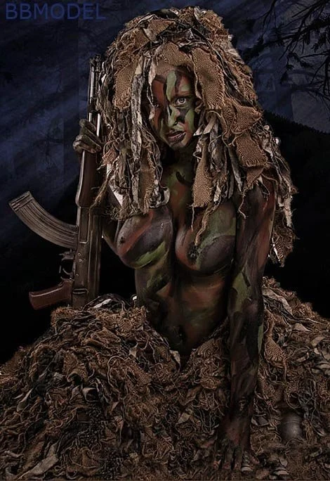 Голые девушки в камуфляже