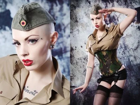 Девушка в форме