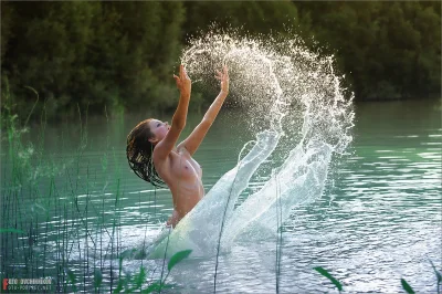 Девчонки купаются на озере