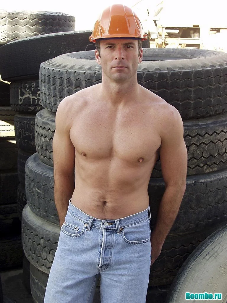 Красивые мужчины на стройке