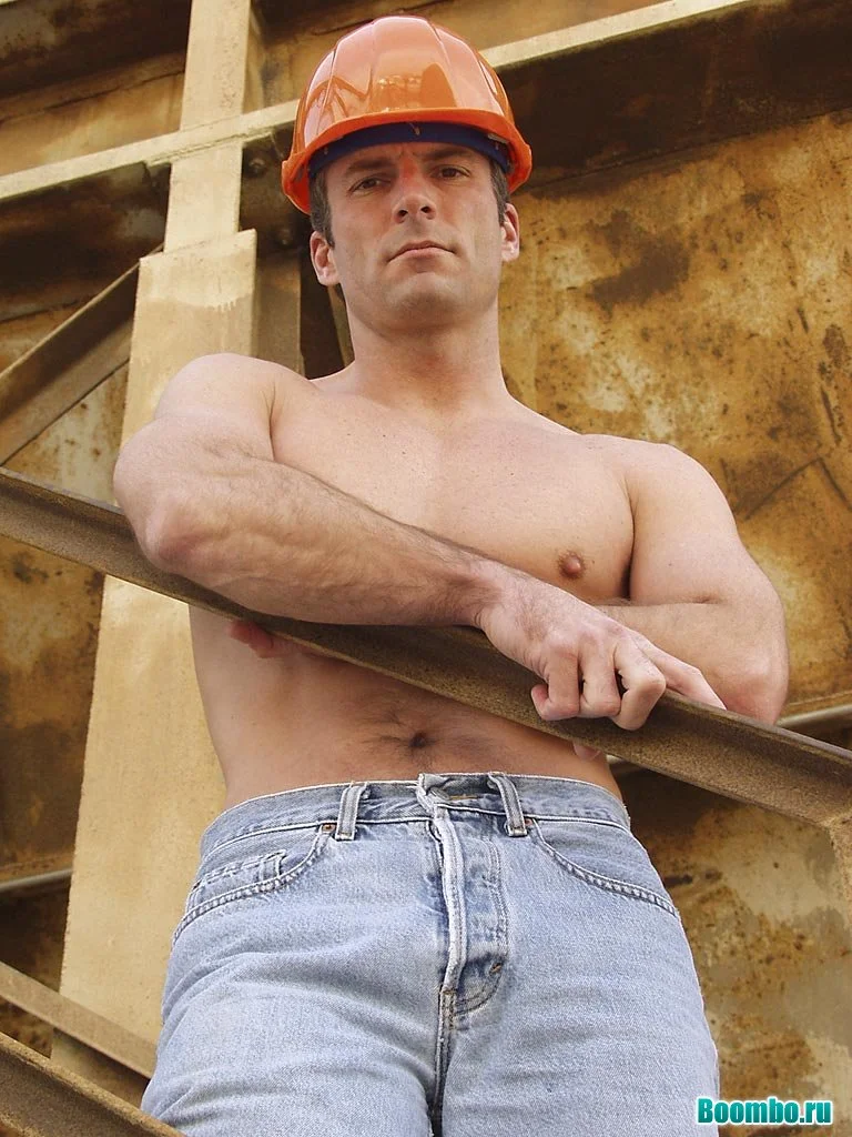 Дивный голый Энди. Мужчина на стройке.