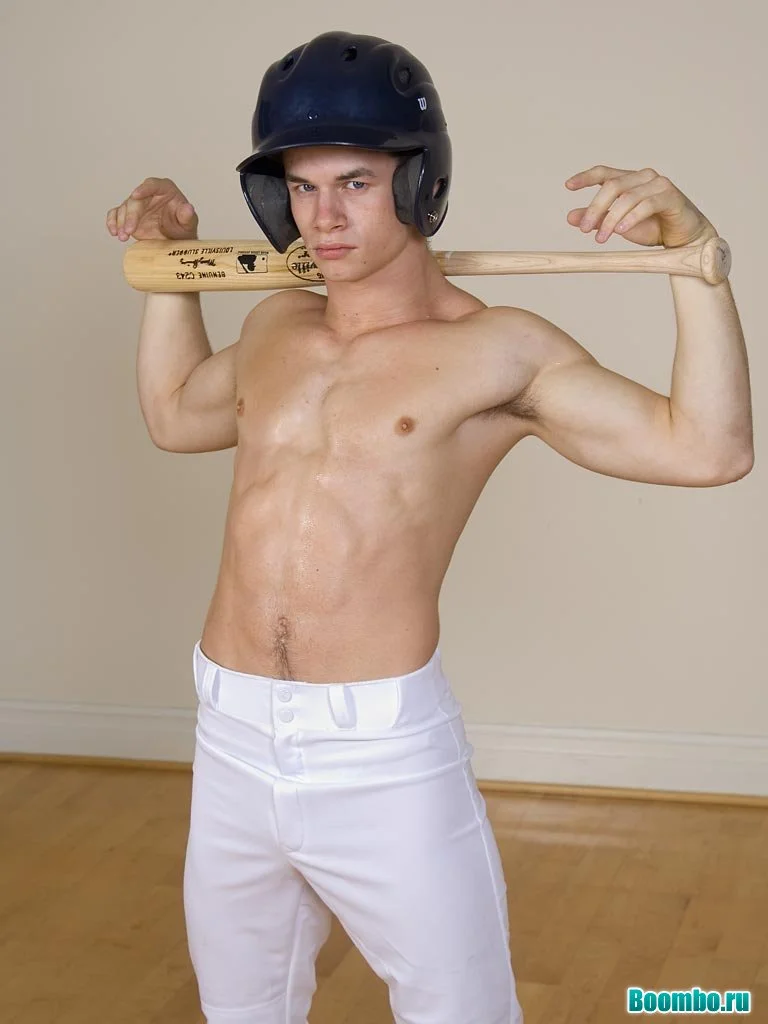 Голая фотосессия бейсболиста.