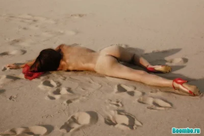 Голая кореянка в песке песок прилип