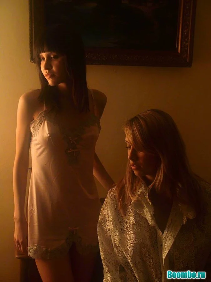 Две голые подруги