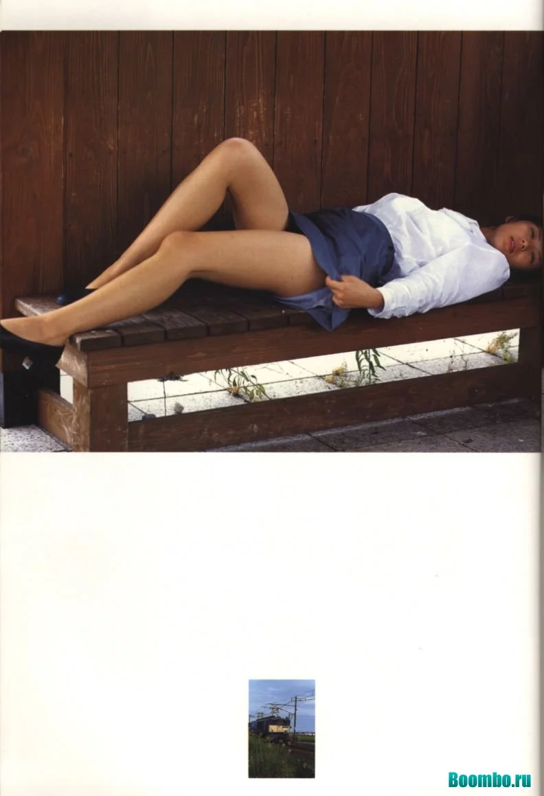 Стройная девушка лежит