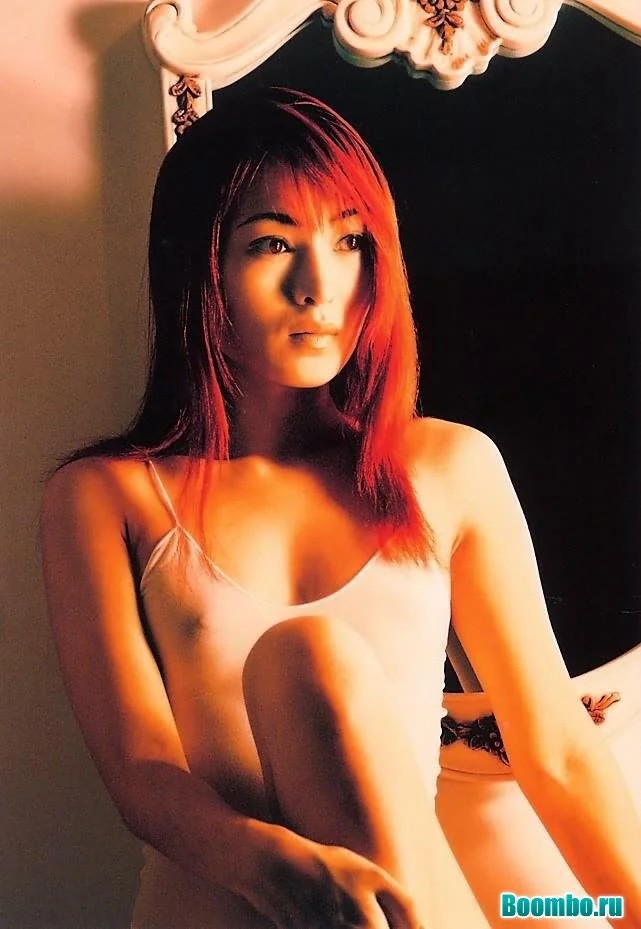 Голая азиатская красотка
