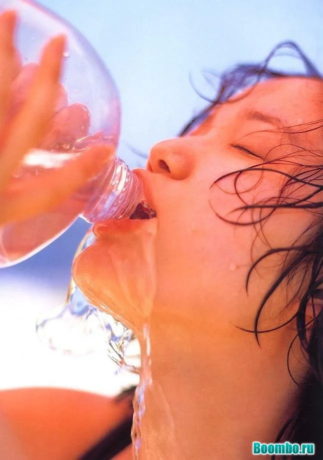 Женщина пьет воду