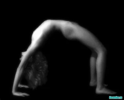 Девушка раком в темноте