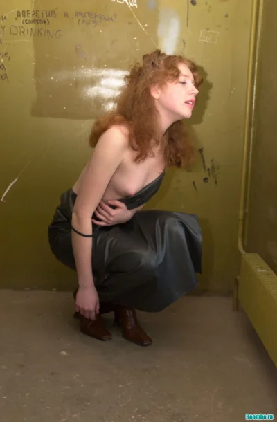 Девочка разделась в подъезде