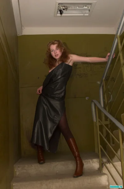 Сиськи руссской бляди в подъезде