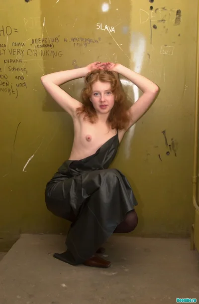 Девушка в подъезде