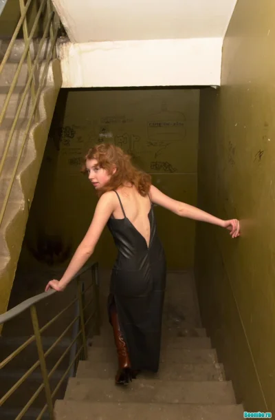 Эксгибиционистка в подъезде