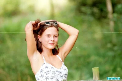 Девушка худенькая на природе