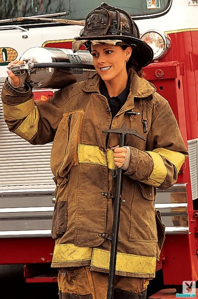 Женщина пожарный