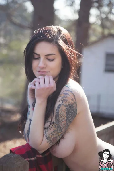 Девушка с татуировками