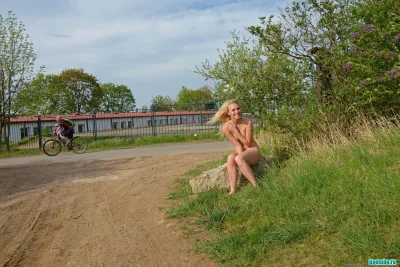 Голая в парке