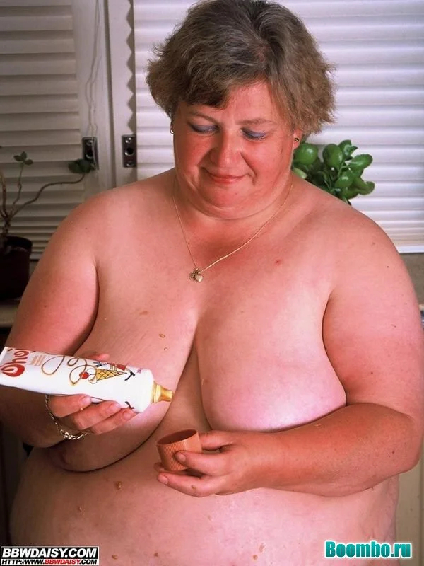 Голая толстая бабушка намазалась шоколадом