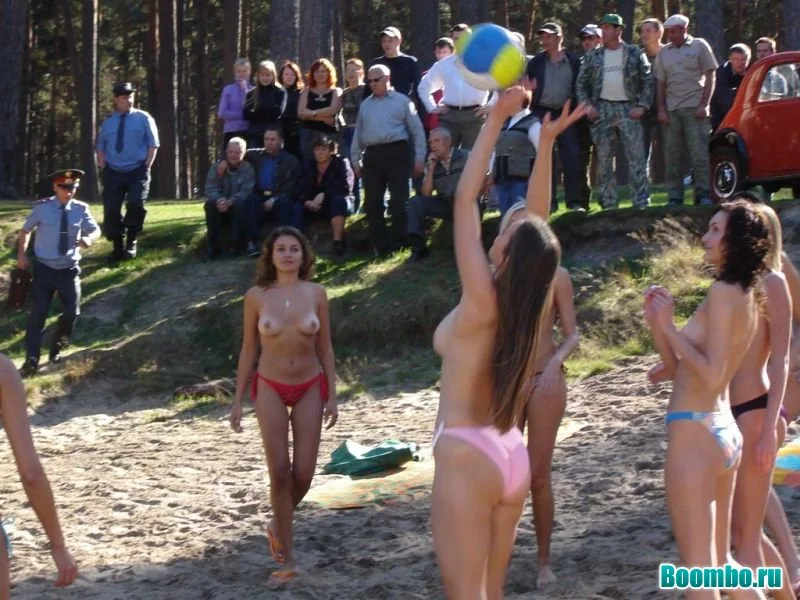 Голый пляжный волейбол собирает толпу зрителей