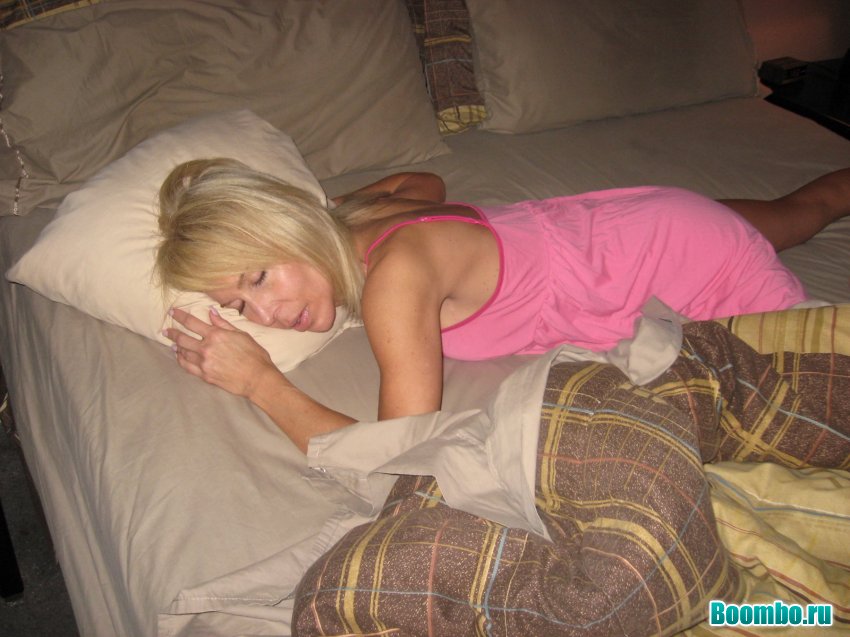 Спящая девушка