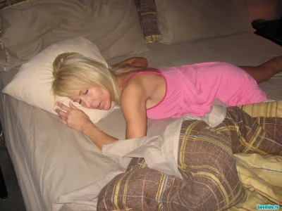 Спящая девушка