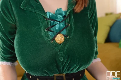 Зеленое велюровое платье